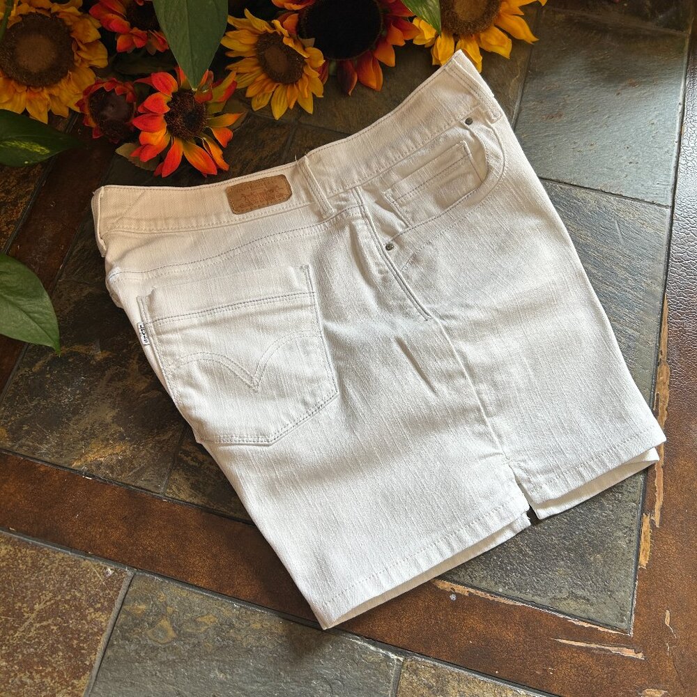 Levi’s Classic Denim Jean Shorts in White, Size 8 (NEW) - Picture 7 of 16
